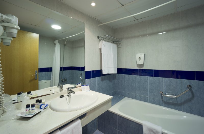 Cuarto de baño habitación doble Hotel Bali