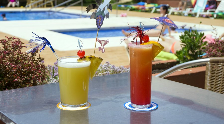 Bar piscina con cócteles