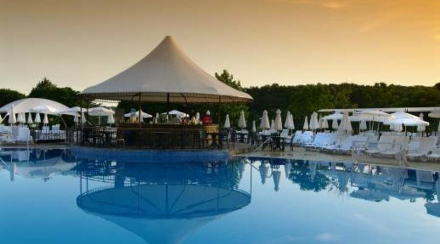 Piscina exterior Bella Vista Beach Club