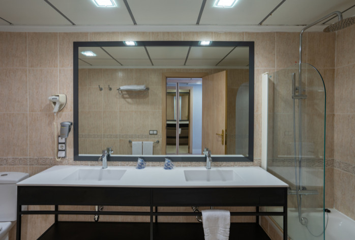 Habitación Doble (2 adultos + 2 niños)